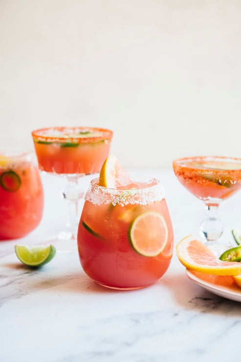 Load image into Gallery viewer, Cocktails made with Paloma Mix and citrus